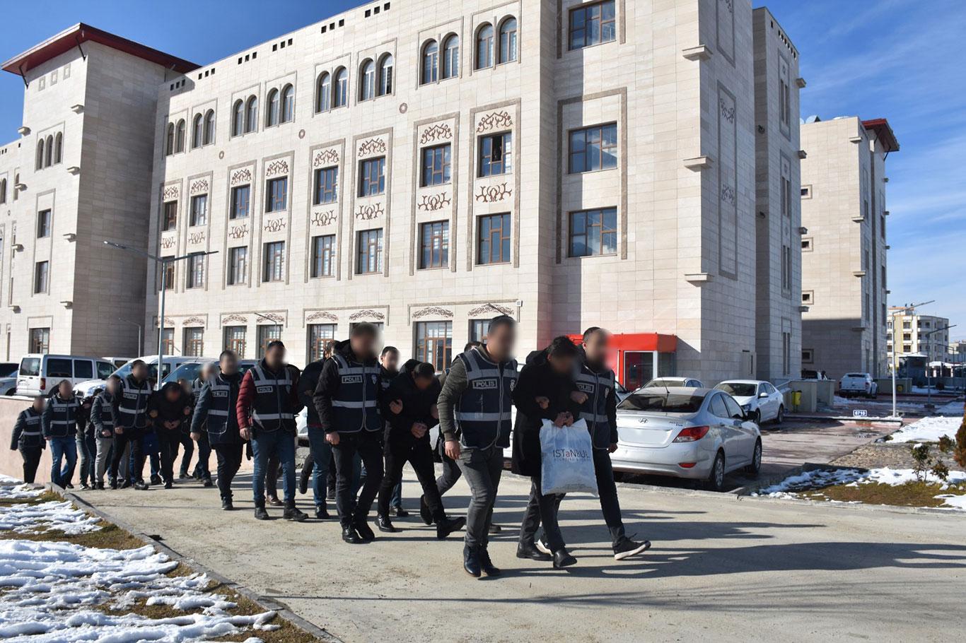Siirt merkezli 4 ilde oto hırsızlığı operasyonu: 9 gözaltı Siirt merkezli 4 ilde oto hırsızlığı operasyonu: 9 gözaltı